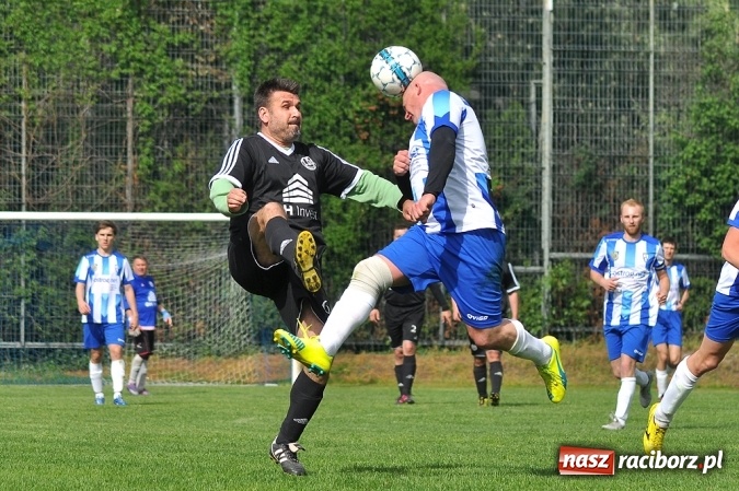 Zdjęcie w galerii na portalu naszraciborz.pl: Gol w doliczonym czasie gry dał trzy punkty Markowicom wiadomości z regionu