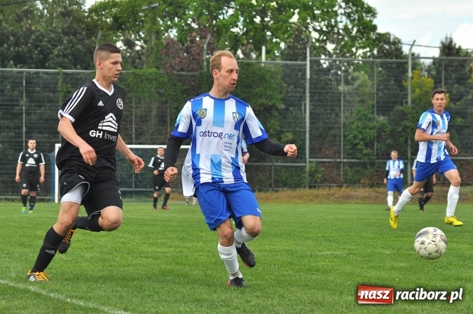 Zdjęcie w galerii na portalu naszraciborz.pl: Gol w doliczonym czasie gry dał trzy punkty Markowicom wiadomości z regionu