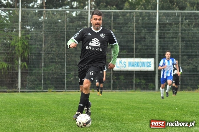 Zdjęcie w galerii na portalu naszraciborz.pl: Gol w doliczonym czasie gry dał trzy punkty Markowicom wiadomości z regionu