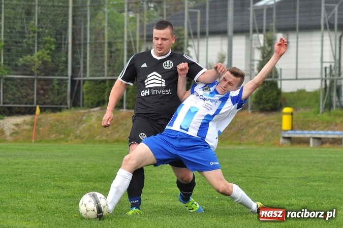 Zdjęcie w galerii na portalu naszraciborz.pl: Gol w doliczonym czasie gry dał trzy punkty Markowicom wiadomości z regionu