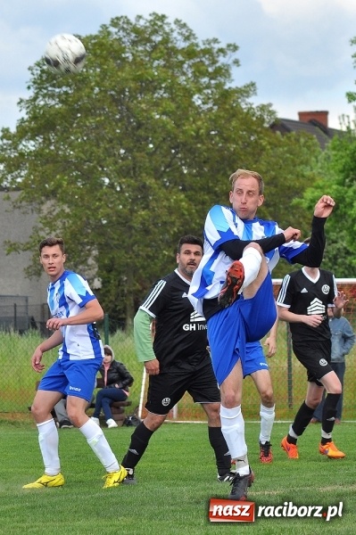 Zdjęcie w galerii na portalu naszraciborz.pl: Gol w doliczonym czasie gry dał trzy punkty Markowicom wiadomości z regionu