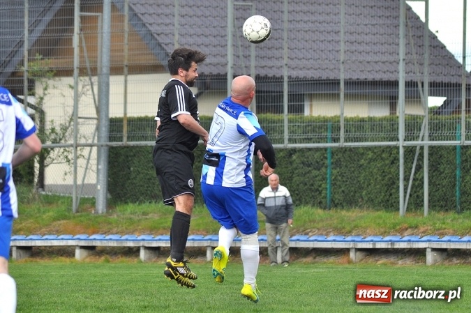 Zdjęcie w galerii na portalu naszraciborz.pl: Gol w doliczonym czasie gry dał trzy punkty Markowicom wiadomości z regionu