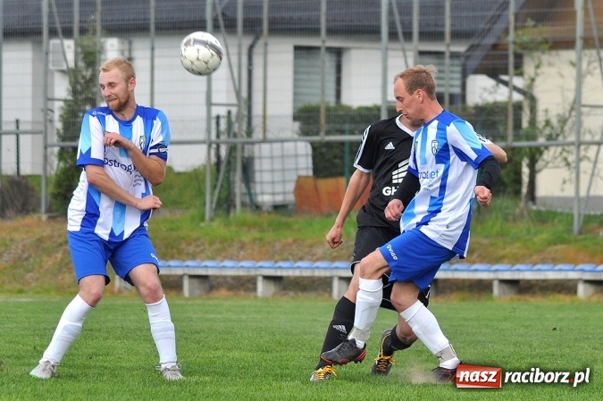 Zdjęcie w galerii na portalu naszraciborz.pl: Gol w doliczonym czasie gry dał trzy punkty Markowicom wiadomości z regionu