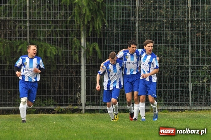 Zdjęcie w galerii na portalu naszraciborz.pl: Gol w doliczonym czasie gry dał trzy punkty Markowicom wiadomości z regionu