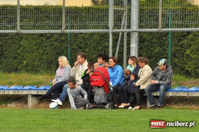 Zdjęcie w galerii na portalu naszraciborz.pl: Gol w doliczonym czasie gry dał trzy punkty Markowicom wiadomości z regionu