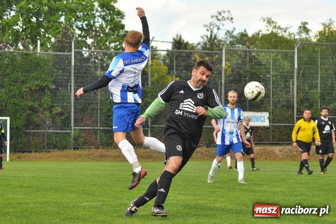 Zdjęcie w galerii na portalu naszraciborz.pl: Gol w doliczonym czasie gry dał trzy punkty Markowicom wiadomości z regionu