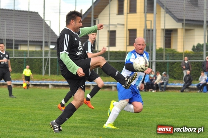 Zdjęcie w galerii na portalu naszraciborz.pl: Gol w doliczonym czasie gry dał trzy punkty Markowicom wiadomości z regionu