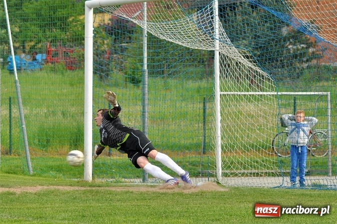 Zdjęcie w galerii na portalu naszraciborz.pl: Gol w doliczonym czasie gry dał trzy punkty Markowicom wiadomości z regionu