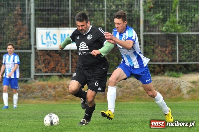 Zdjęcie w galerii na portalu naszraciborz.pl: Gol w doliczonym czasie gry dał trzy punkty Markowicom wiadomości z regionu