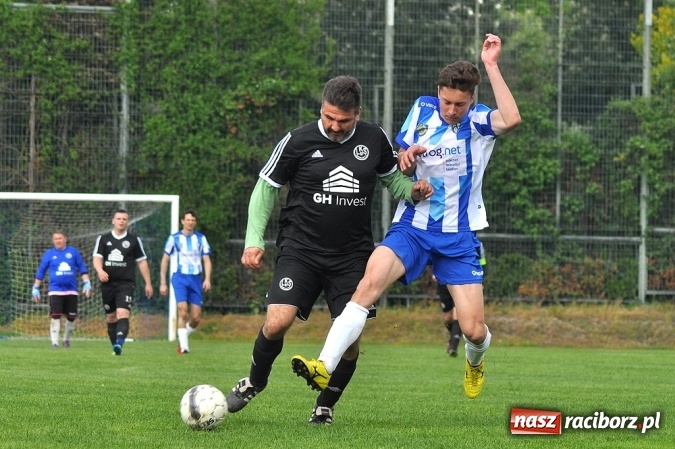 Zdjęcie w galerii na portalu naszraciborz.pl: Gol w doliczonym czasie gry dał trzy punkty Markowicom wiadomości z regionu