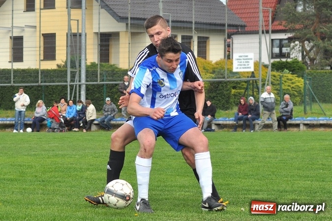 Zdjęcie w galerii na portalu naszraciborz.pl: Gol w doliczonym czasie gry dał trzy punkty Markowicom wiadomości z regionu