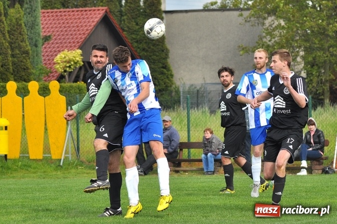 Zdjęcie w galerii na portalu naszraciborz.pl: Gol w doliczonym czasie gry dał trzy punkty Markowicom wiadomości z regionu