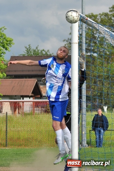Zdjęcie w galerii na portalu naszraciborz.pl: Gol w doliczonym czasie gry dał trzy punkty Markowicom wiadomości z regionu