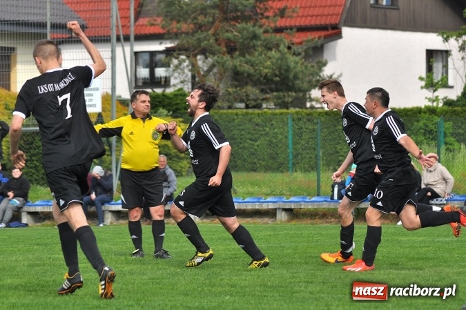 Zdjęcie w galerii na portalu naszraciborz.pl: Gol w doliczonym czasie gry dał trzy punkty Markowicom wiadomości z regionu