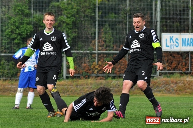 Zdjęcie w galerii na portalu naszraciborz.pl: Gol w doliczonym czasie gry dał trzy punkty Markowicom wiadomości z regionu