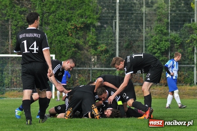 Zdjęcie w galerii na portalu naszraciborz.pl: Gol w doliczonym czasie gry dał trzy punkty Markowicom wiadomości z regionu