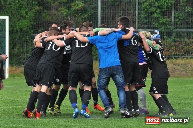 Zdjęcie w galerii na portalu naszraciborz.pl: Gol w doliczonym czasie gry dał trzy punkty Markowicom wiadomości z regionu