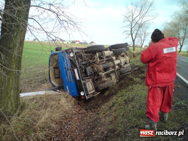 Zdjęcie w galerii na portalu naszraciborz.pl: Betoniarka w rowie wiadomości z regionu