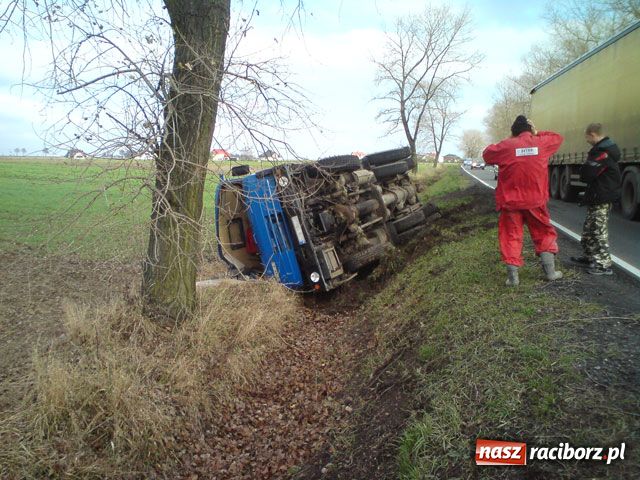 Zdjęcie w galerii na portalu naszraciborz.pl: Betoniarka w rowie wiadomości z regionu