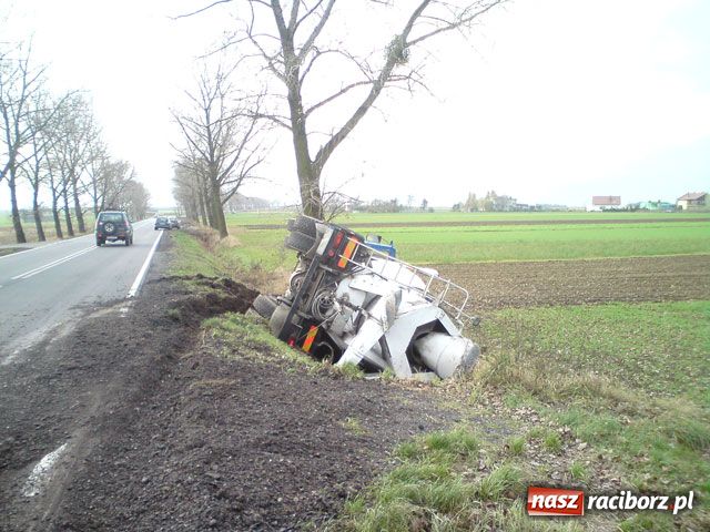 Zdjęcie w galerii na portalu naszraciborz.pl: Betoniarka w rowie wiadomości z regionu
