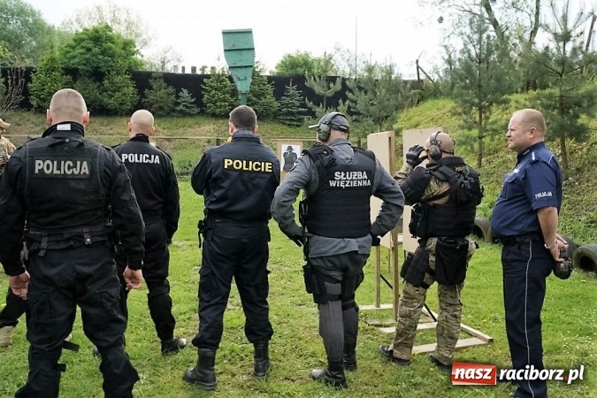 Zdjęcie w galerii na portalu naszraciborz.pl: Ostre policyjne strzelanie przy Łąkowej wiadomości z regionu