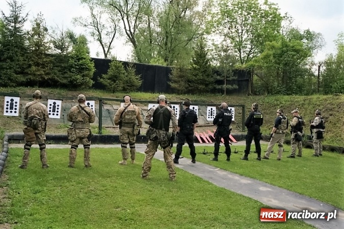 Zdjęcie w galerii na portalu naszraciborz.pl: Ostre policyjne strzelanie przy Łąkowej wiadomości z regionu