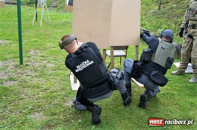 Zdjęcie w galerii na portalu naszraciborz.pl: Ostre policyjne strzelanie przy Łąkowej wiadomości z regionu