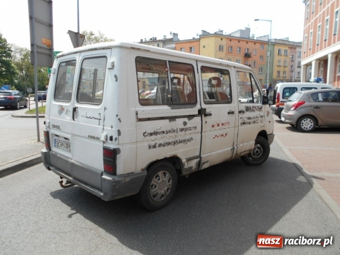 Zdjęcie w galerii na portalu naszraciborz.pl: Kierowca źle zaciągnął hamulec. Trafił na patrol straży miejskiej wiadomości z regionu