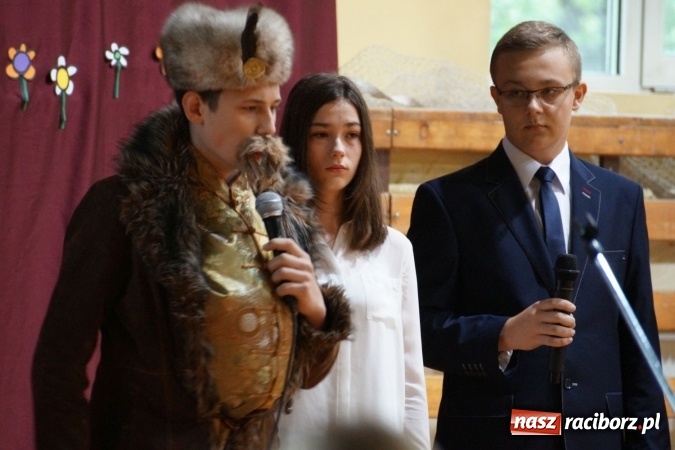 Zdjęcie w galerii na portalu naszraciborz.pl: Najlepsi uczniowie wyróżnieni na święcie szkoły w Nędzy wiadomości z regionu