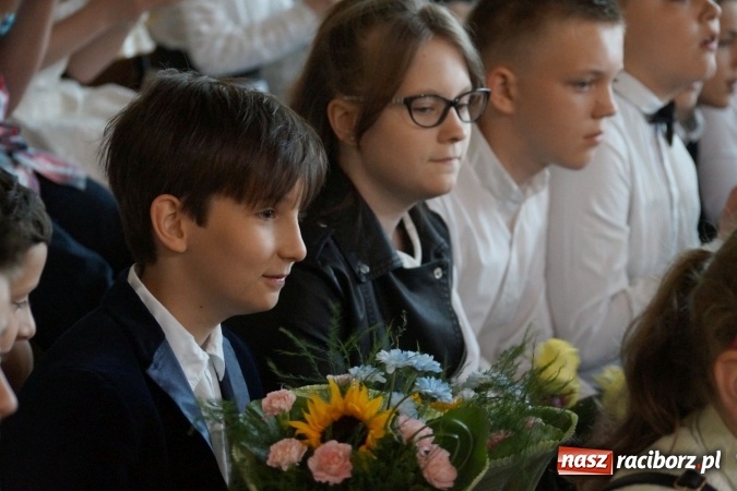 Zdjęcie w galerii na portalu naszraciborz.pl: Najlepsi uczniowie wyróżnieni na święcie szkoły w Nędzy wiadomości z regionu