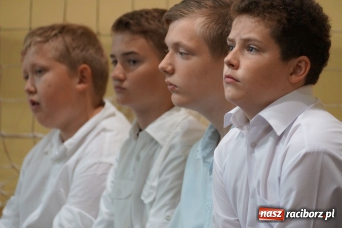 Zdjęcie w galerii na portalu naszraciborz.pl: Najlepsi uczniowie wyróżnieni na święcie szkoły w Nędzy wiadomości z regionu
