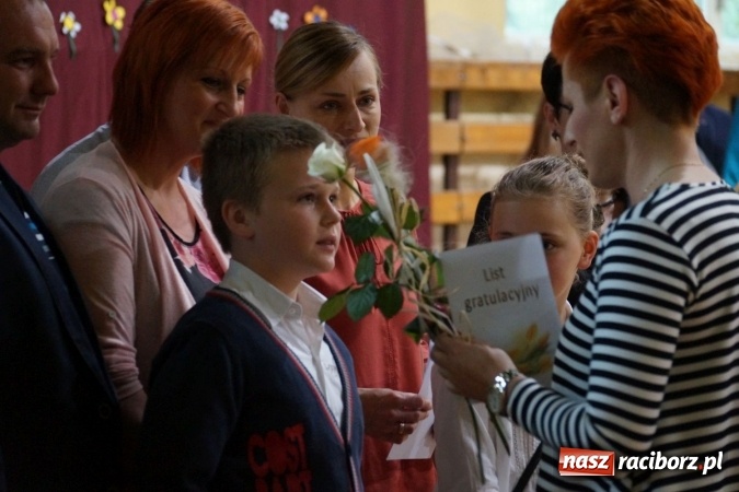 Zdjęcie w galerii na portalu naszraciborz.pl: Najlepsi uczniowie wyróżnieni na święcie szkoły w Nędzy wiadomości z regionu