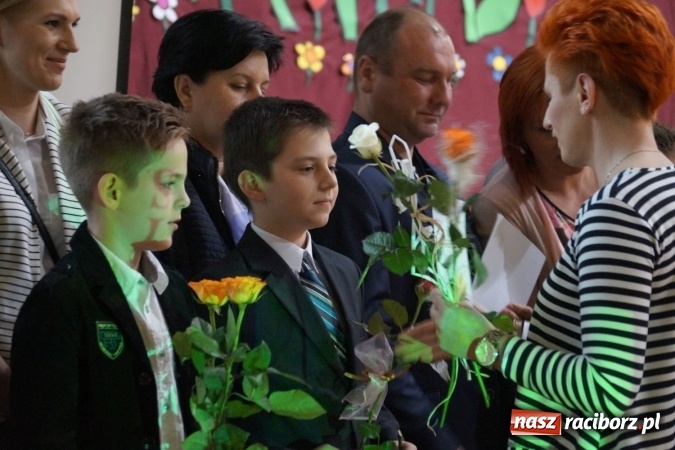 Zdjęcie w galerii na portalu naszraciborz.pl: Najlepsi uczniowie wyróżnieni na święcie szkoły w Nędzy wiadomości z regionu