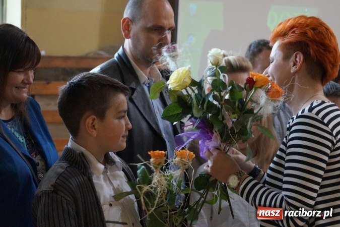 Zdjęcie w galerii na portalu naszraciborz.pl: Najlepsi uczniowie wyróżnieni na święcie szkoły w Nędzy wiadomości z regionu