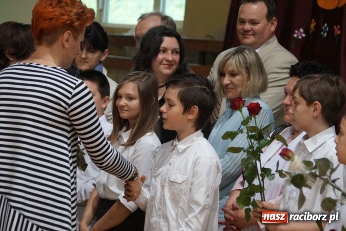 Zdjęcie w galerii na portalu naszraciborz.pl: Najlepsi uczniowie wyróżnieni na święcie szkoły w Nędzy wiadomości z regionu