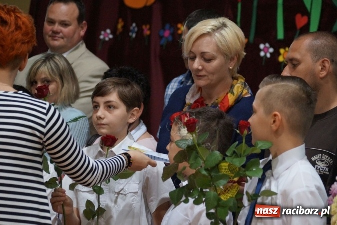 Zdjęcie w galerii na portalu naszraciborz.pl: Najlepsi uczniowie wyróżnieni na święcie szkoły w Nędzy wiadomości z regionu