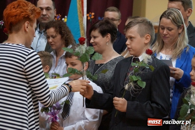 Zdjęcie w galerii na portalu naszraciborz.pl: Najlepsi uczniowie wyróżnieni na święcie szkoły w Nędzy wiadomości z regionu