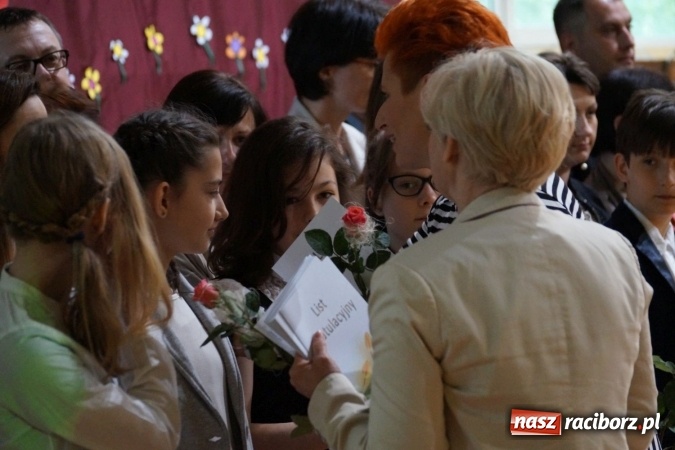 Zdjęcie w galerii na portalu naszraciborz.pl: Najlepsi uczniowie wyróżnieni na święcie szkoły w Nędzy wiadomości z regionu