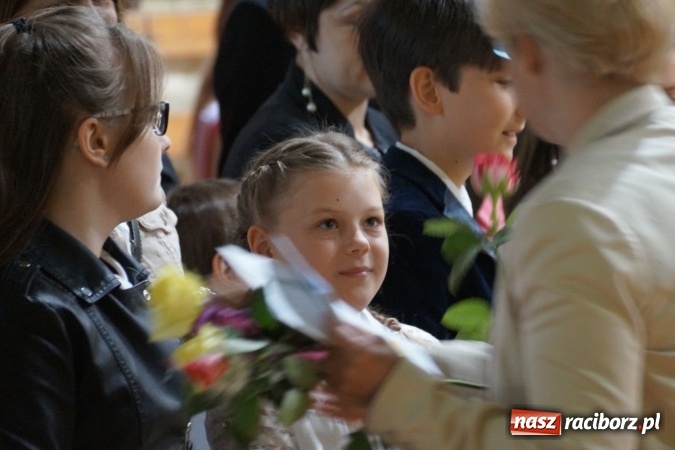 Zdjęcie w galerii na portalu naszraciborz.pl: Najlepsi uczniowie wyróżnieni na święcie szkoły w Nędzy wiadomości z regionu