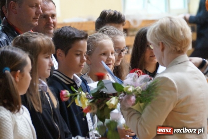 Zdjęcie w galerii na portalu naszraciborz.pl: Najlepsi uczniowie wyróżnieni na święcie szkoły w Nędzy wiadomości z regionu
