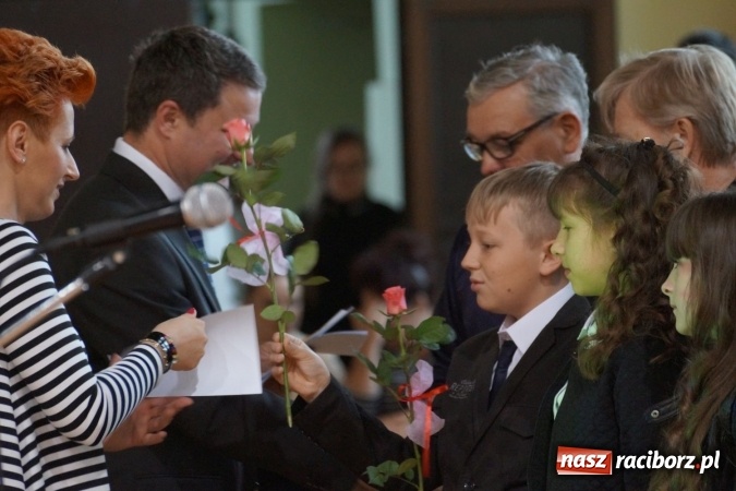 Zdjęcie w galerii na portalu naszraciborz.pl: Najlepsi uczniowie wyróżnieni na święcie szkoły w Nędzy wiadomości z regionu