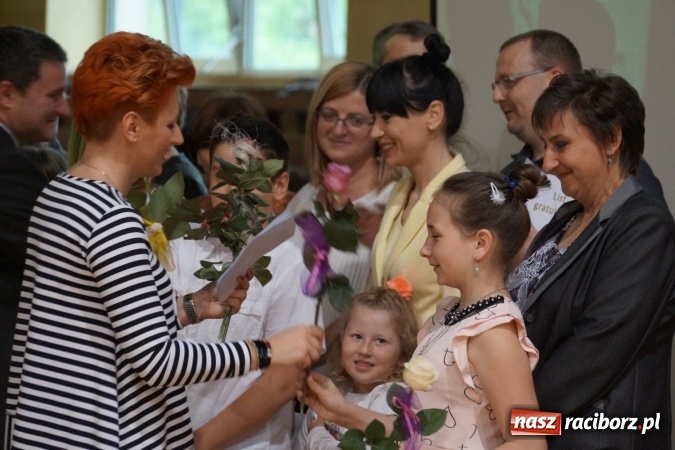 Zdjęcie w galerii na portalu naszraciborz.pl: Najlepsi uczniowie wyróżnieni na święcie szkoły w Nędzy wiadomości z regionu