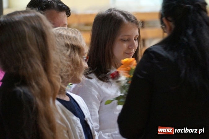Zdjęcie w galerii na portalu naszraciborz.pl: Najlepsi uczniowie wyróżnieni na święcie szkoły w Nędzy wiadomości z regionu