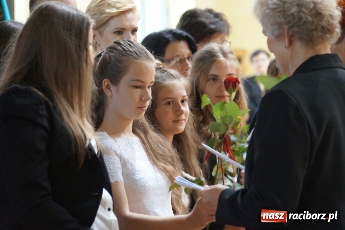 Zdjęcie w galerii na portalu naszraciborz.pl: Najlepsi uczniowie wyróżnieni na święcie szkoły w Nędzy wiadomości z regionu