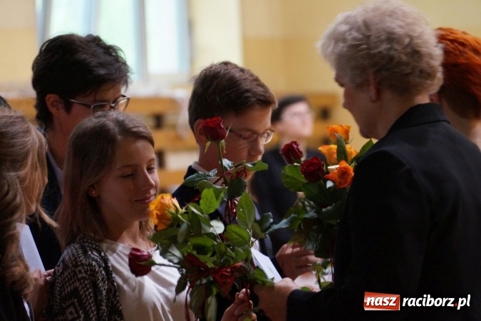 Zdjęcie w galerii na portalu naszraciborz.pl: Najlepsi uczniowie wyróżnieni na święcie szkoły w Nędzy wiadomości z regionu
