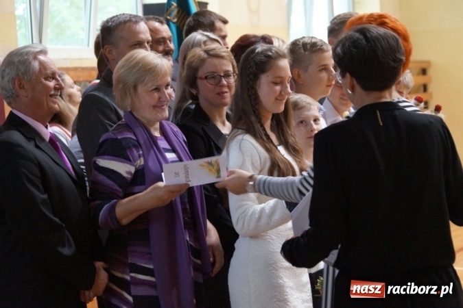 Zdjęcie w galerii na portalu naszraciborz.pl: Najlepsi uczniowie wyróżnieni na święcie szkoły w Nędzy wiadomości z regionu