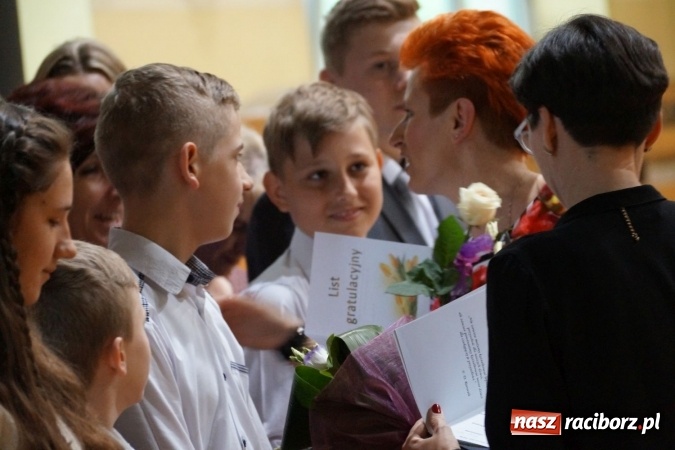 Zdjęcie w galerii na portalu naszraciborz.pl: Najlepsi uczniowie wyróżnieni na święcie szkoły w Nędzy wiadomości z regionu