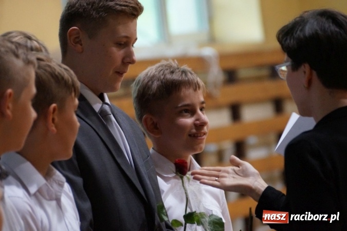 Zdjęcie w galerii na portalu naszraciborz.pl: Najlepsi uczniowie wyróżnieni na święcie szkoły w Nędzy wiadomości z regionu