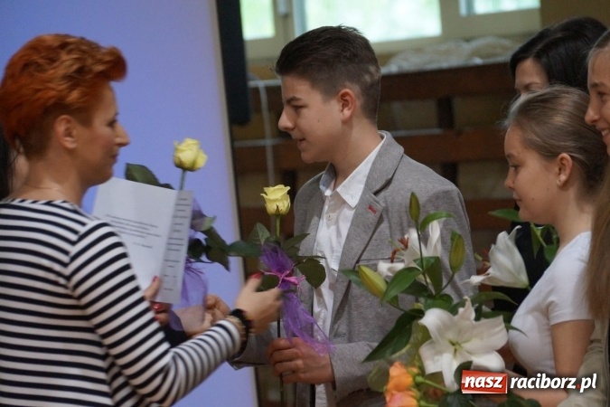 Zdjęcie w galerii na portalu naszraciborz.pl: Najlepsi uczniowie wyróżnieni na święcie szkoły w Nędzy wiadomości z regionu