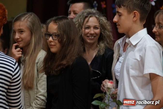Zdjęcie w galerii na portalu naszraciborz.pl: Najlepsi uczniowie wyróżnieni na święcie szkoły w Nędzy wiadomości z regionu